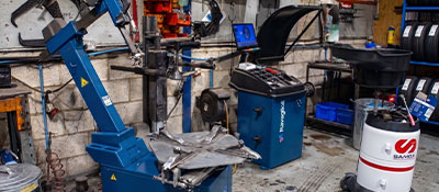 Tyre fitting machinery at Steetpon Grove Autocare